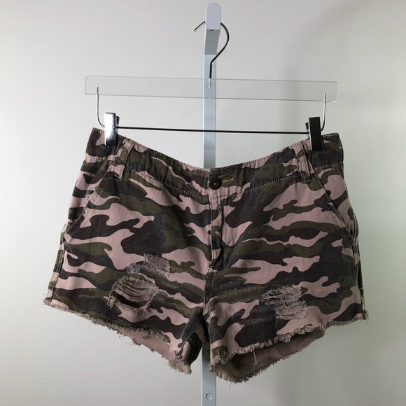 URBAN OUTFITTERA BDG | Distressed Cut Off Shorts - Picture 2 of 8